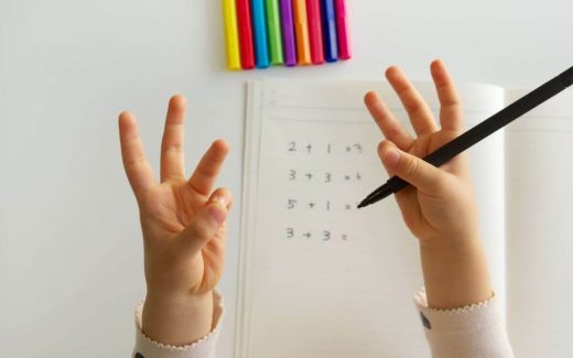 仕事がなかなか終わらない…仕事が早い人の特徴と仕上げるコツ